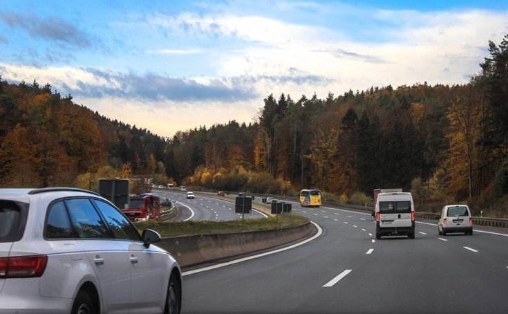 Deutsche Autobahn bei Sonnenuntergang