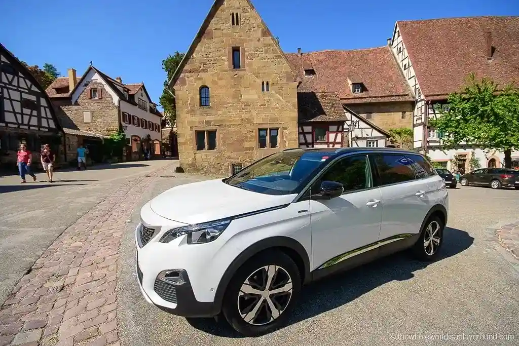 Komfortables Reiseauto auf scenic road